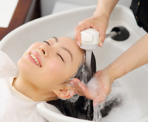 炭酸クレンジングによる皮脂汚れ・残留薬剤除去の徹底